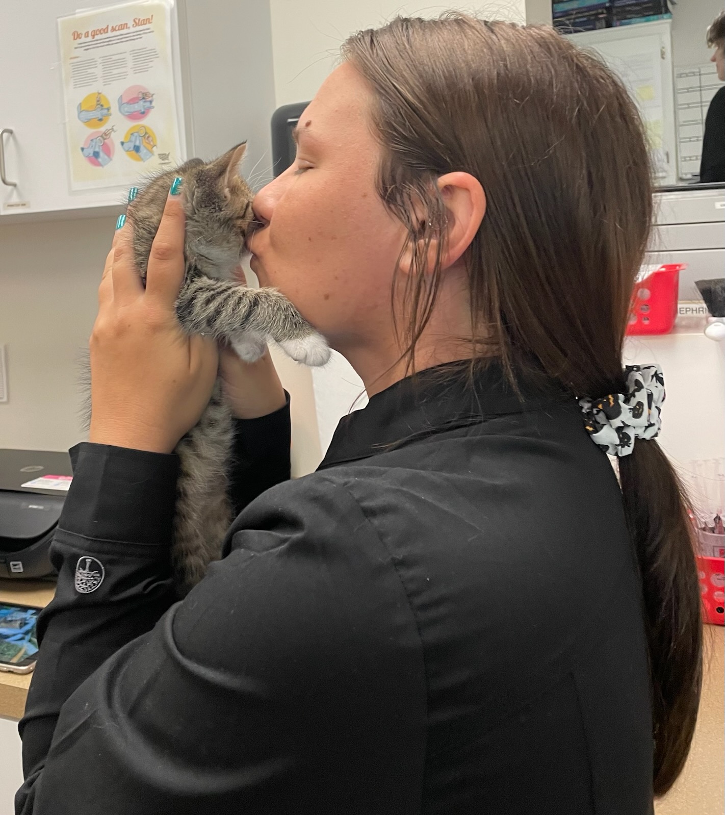 stringtown-animal-hospital-vet-tech-kissing-kitten